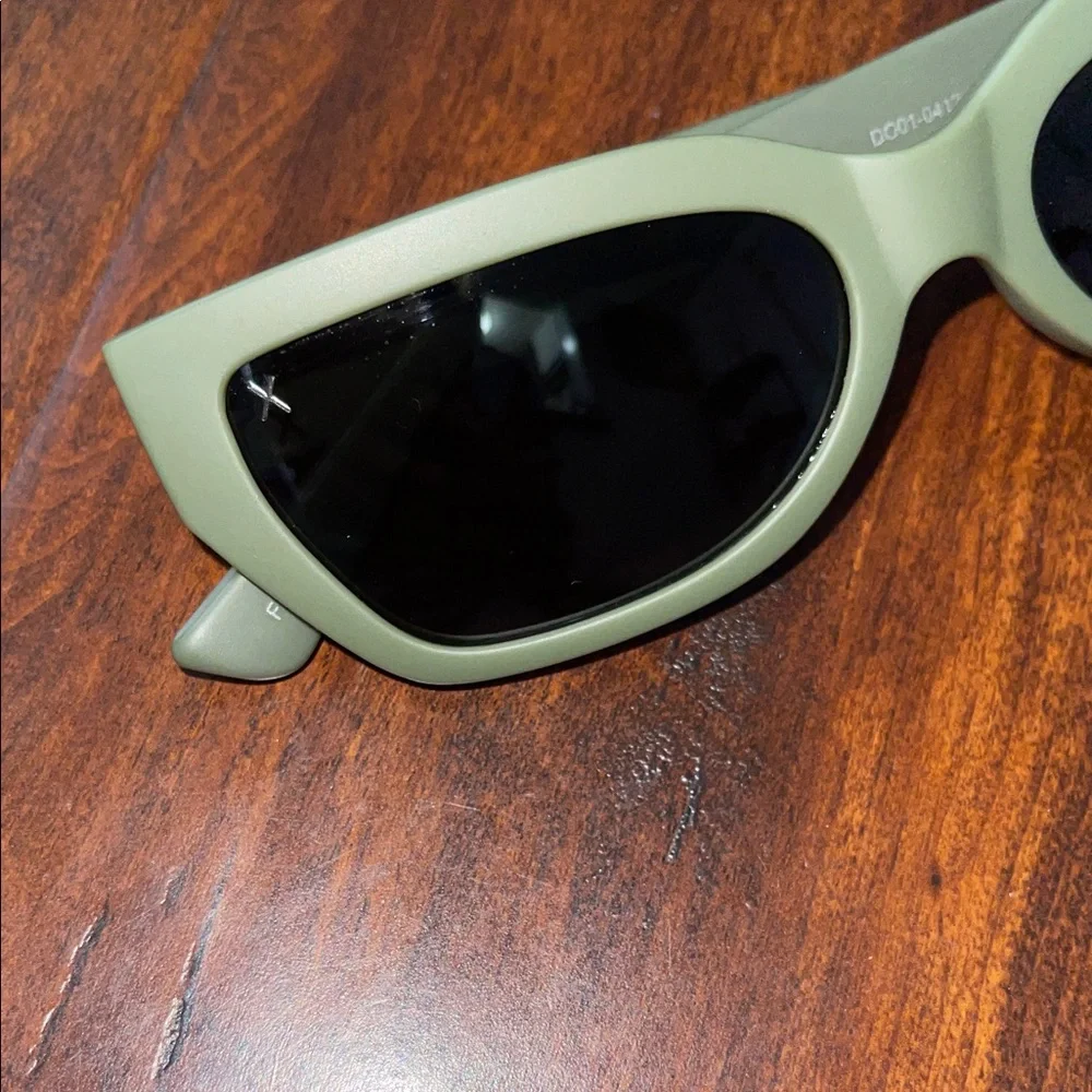 Women's LES Do Makeup Dime Sunglasses
